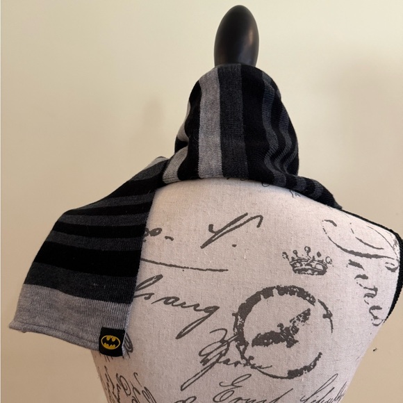 Batman Black and Gray Knit Scarf - Picture 7 of 7